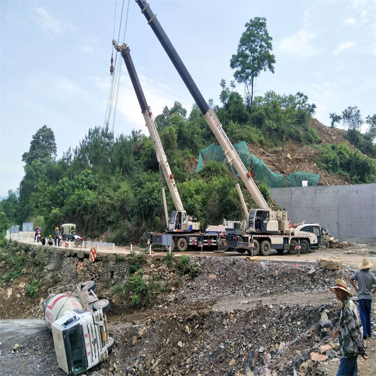 厦门汽车掉沟里叫吊车救援要多少钱